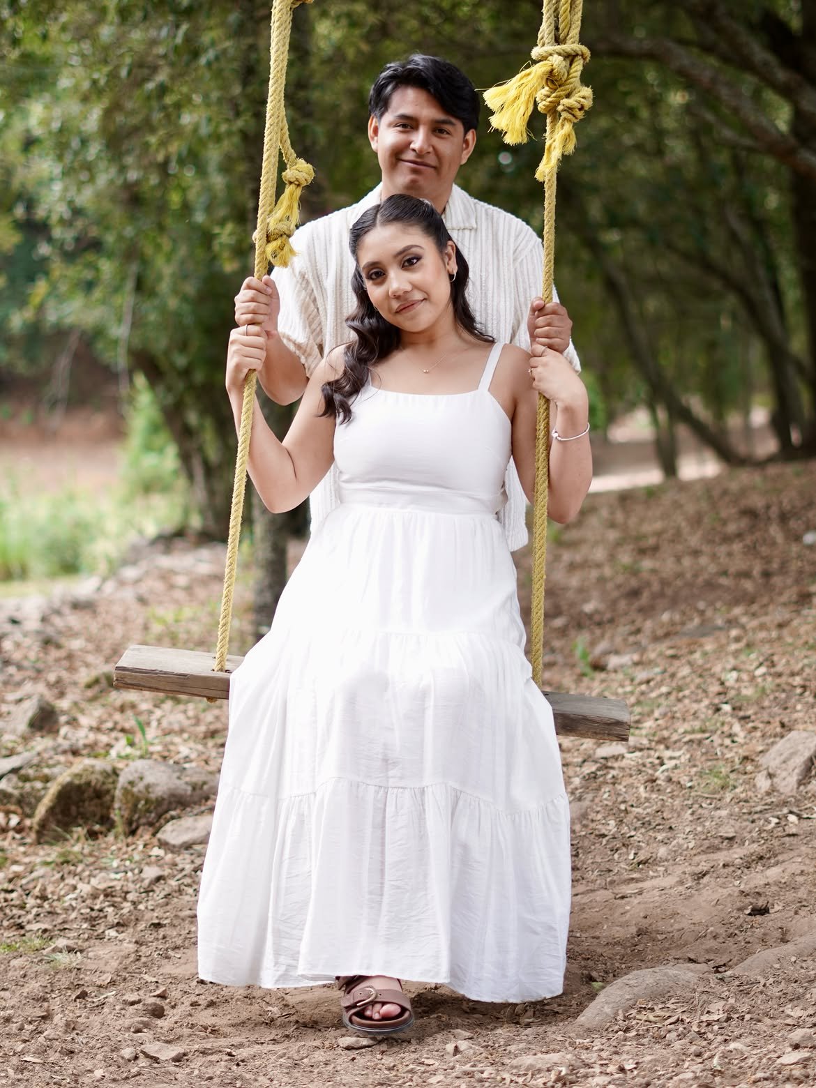 Pareja durante su sesión de fotografía Save the Date en un columpio